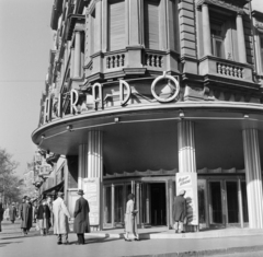 Magyarország, Budapest VII., Erzsébet (Lenin) körút - Dohány utca sarok a Híradó mozi előtt., 1959, Bojár Sándor, Budapest, utcakép, sarokház, Fortepan #179128