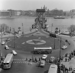 Magyarország, Budapest I., kilátás a budai Várból a Clark Ádám tér, a Széchenyi Lánchíd és a Bazilika felé. A felvétel 1960. április 16-án Sukarno indonéz elnö­k látogatása idején készült., 1960, Bojár Sándor, Budapest, Fortepan #179132