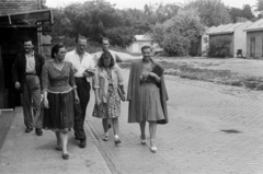 Hungary, Budapest IX., Könyves Kálmán körút 15., a Magyar Film Iroda Rt (MFI) udvara Az első című film forgatása idején. Balról Rajczy Lajos, Kiss Ilona színművészek, Cserépy László rendező, Kerecsendi Kiss Márton forgatókönyvíró, ?, Szeleczky Zita színművésznő., 1944, Bojár Sándor, Budapest, smile, youth, Fortepan #179163