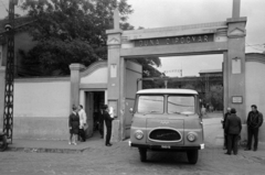 Magyarország, Budapest IV., Károlyi István (Táncsics Mihály) utca 10. Duna Cipőgyár, főbejárat., 1968, Bojár Sándor, Robur-márka, rendszám, Budapest, Fortepan #179190