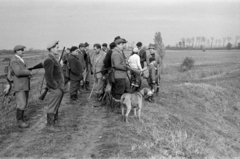 Magyarország, Pozsonyboldogfa, a felvétel a helyi vadásztársaság fácán- és nyúlvadászatán készült., 1964, Bojár Sándor, vadász, vadászat, gumicsizma, simléderes sapka, Fortepan #179246