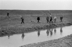 Magyarország, Pozsonyboldogfa, a felvétel a helyi vadásztársaság fácán- és nyúlvadászatán készült., 1964, Bojár Sándor, vadász, vadászat, nyúl, patak, puska, Fortepan #179248