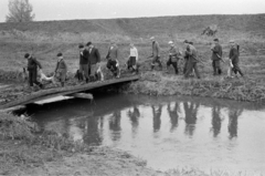 Magyarország, Pozsonyboldogfa, a felvétel a helyi vadásztársaság fácán- és nyúlvadászatán készült., 1964, Bojár Sándor, híd, vadászat, svájcisapka, nyúl, patak, puska, Fortepan #179249