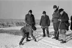 Magyarország, Alsónémedi, a felvétel a Külkereskedelmi Minisztérium vadásztársaságának körvadászatán készült., 1967, Bojár Sándor, vadász, vadászat, csizma, puska, bakancs, vadásztáska, töltényöv, vadászkalap, Fortepan #179258