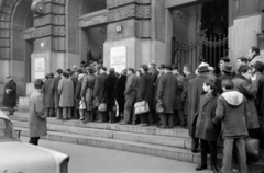 Magyarország, Budapest V., Kossuth Lajos tér 12., Igazságügyi Palota (ekkor Magyar Nemzeti Galéria)., 1968, Bojár Sándor, Budapest, sorbanállás, látogatók, Fortepan #179263