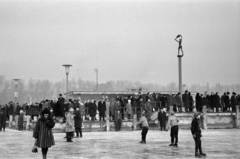 Magyarország, Balatonfüred, korcsolyázók a befagyott Balatonon a hajóállomásnál., 1967, Bojár Sándor, Fortepan #179318