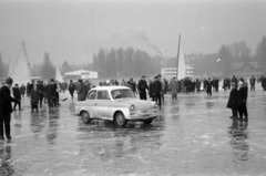 Magyarország, Balatonfüred, Trabant 500-as típusú személygépkocsi, Balatonföldvárról a befagyott Balatonon érkezett a hajóállomáshoz., 1967, Bojár Sándor, Trabant 500, rendszám, Fortepan #179319