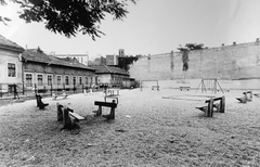 Magyarország, Budapest VIII., Nap utca, szemben a Hock János utca torkolata, háttérben a Fazekas gimnázium épülete és a Baptista gyülekezet imaházának tornya., 1980, Jankovszky György, játszótér, pad, Budapest, Fortepan #17932