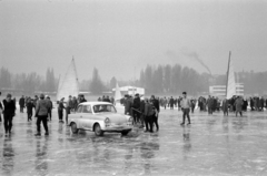 Magyarország, Balatonfüred, Trabant 500-as típusú személygépkocsi, Balatonföldvárról a befagyott Balatonon érkezett a hajóállomáshoz., 1967, Bojár Sándor, Trabant 500, rendszám, korcsolyázás, Fortepan #179320