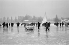 Magyarország, Balatonfüred, Trabant 500-as típusú személygépkocsi, Balatonföldvárról a befagyott Balatonon érkezett a hajóállomáshoz., 1967, Bojár Sándor, Trabant 500, rendszám, jégvitorlás, Fortepan #179321