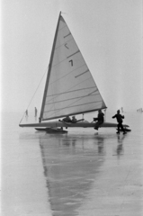 Magyarország, Balatonfüred, jégvitorlás, a befagyott Balaton a hajóállomás közelében., 1967, Bojár Sándor, Fortepan #179322