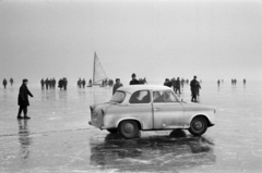 Magyarország, Balatonfüred, a korcsolyázókat vontató Trabant 500-as típusú személygépkocsi, Balatonföldvárról a befagyott Balatonon érkezett a hajóállomáshoz., 1967, Bojár Sándor, Trabant 500, Fortepan #179325