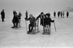 Magyarország, Balatonfüred, fakutyázók, a befagyott Balaton a hajóállomásnál., 1967, Bojár Sándor, Fortepan #179326