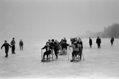 Magyarország, Balatonfüred, fakutyázók, a befagyott Balaton a hajóállomásnál., 1967, Bojár Sándor, Fortepan #179327