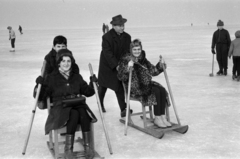 Magyarország, Balatonfüred, fakutyázók, a befagyott Balaton a hajóállomásnál., 1967, Bojár Sándor, Fortepan #179333