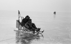 Magyarország, Balatonfüred, az első balatoni motoros jégszán, amelyet Csabankó Gyula technikus tervezett és készített. A befagyott Balaton a hajóállomásnál., 1967, Bojár Sándor, Fortepan #179336