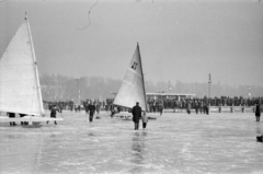 Magyarország, Balatonfüred, a befagyott Balaton a hajóállomásnál., 1967, Bojár Sándor, Fortepan #179337