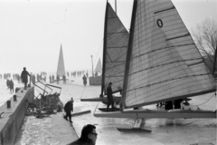 Magyarország, Balatonfüred, a befagyott Balaton a hajóállomásnál., 1967, Bojár Sándor, Fortepan #179339