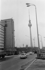 Germany, Berlin, Kelet-Berlin, Karl-Liebknecht-Strasse. Balra a Hotel Stadt Berlin, jobbra a TV torony építkezése., 1969, Bojár Sándor, GDR, Fortepan #179376