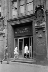 Germany, Berlin, Kelet-Berlin, Brunnenstrasse 19-21., Német Divatintézet (Deutsches Modeinstitut), eredetileg Warenhaus Jandorf., 1969, Bojár Sándor, GDR, german text, relief, Fortepan #179380