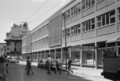 Románia, Bukarest, Strada Edgar Quinet a Calea Victoriei felé nézve, jobbra a Bukaresti Egyetem Építészeti Intézetének új épülete., 1965, Bojár Sándor, Fortepan #179417