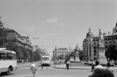 Románia, Bukarest, Egyetem tér (Piata Universităţii), balra a Bulevardul Regina Elisabeta (Bulevardul Gheorghe Gheorghiu-Dej)., 1965, Bojár Sándor, gyalogátkelő, trolibusz, Fortepan #179421