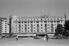 Románia, Bukarest, Piata George Enescu a Strada Episcopiei felé nézve, balra a Calea Victoriei, szemben az Athénée Palace hotel., 1965, Bojár Sándor, Fortepan #179429