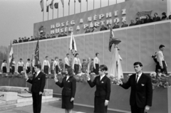 Hungary, Budapest XIV., Hősök tere, dísztribün a Millenniumi emlékmű előtt. A felvétel a KISZ fogalomtételi ünnepségén, 1966. április 4-én készült., 1966, Bojár Sándor, Budapest, Fortepan #179431