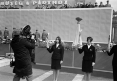 Hungary, Budapest XIV., Hősök tere, dísztribün a Millenniumi emlékmű előtt. A felvétel a KISZ fogalomtételi ünnepségén, 1966. április 4-én készült., 1966, Bojár Sándor, Budapest, Fortepan #179432