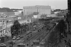 Finnország, Helsinki, középen átlósan a Mannerheimintie, előtérben balra Simonkatu, jobbra a Kaivokatu, háttérben középen a Parlament. A felvétel a Mannerheimintie 5., a Bio-Bio (később Bio Illusion) mozi épületéből készült., 1967, Bojár Sándor, gyalogátkelő, villamos, Fortepan #179473