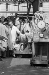 Franciaország, Párizs, Les Halles, Párizs nagybani piaca. Rue Coquillière, a hentes mögött a Rue du Louvre., 1967, Bojár Sándor, Fortepan #179490