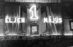 Magyarország, Budapest V., Széchenyi István (Roosevelt) tér, a mai Belügyminisztérium épülete., 1953, Magyar Rendőr, politikai dekoráció, május 1, neon felirat, Budapest, Rákosi Mátyás-ábrázolás, Fortepan #17951