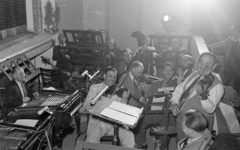 Magyarország, 1953, Magyar Rendőr, hangszer, színház, zenekar, hegedű, nagybőgő, cimbalom, kotta, kottatartó, klarinét, zenekari árok, Fortepan #17953