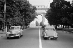 Románia, Bukarest, Șoseaua Kiseleff, szemben a Diadalív (Arcul de Triumf), a távolban a Scinteia-székház (később Szabad Sajtó Ház) látszik., 1965, Bojár Sándor, diadalív, Fortepan #179532