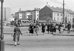 Magyarország, Budapest I.,Budapest II., Széna tér, szemben a Margit körúti egykori fogház épületei. A jobb szélső ekkor a VERTESZ (Villamoserőmü Tervező és Szerelő Vállalat) székháza., 1953, Magyar Rendőr, forgalom, utcakép, életkép, jelzőlámpa, villamos, villamosmegálló, Budapest, Fortepan #17956