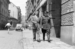 Magyarország, Budapest VIII., Víg utca, a Vásár utca felől a Bérkocsis utca felé nézve., 1953, Magyar Rendőr, utcakép, életkép, taxi, Renault-márka, francia gyártmány, rendőr, automobil, Renault Juvaquatre, rendszám, Budapest, szekér, Fortepan #17958