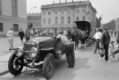 Germany, Berlin, Kelet-Berlin, Bebelplatz a Unter den Lindenen felé nézve. Balra az Operaház (Staatsoper), szemben a Humboldt Egyetem épülete. A felvétel a Junge Frau von 1914 című NDK tévéfilm forgatása alkalmával készült., 1969, Bojár Sándor, GDR, Brennabor-brand, automobile, Fortepan #179584