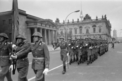 Germany, Berlin, Kelet-Berlin, Unter den Linden, balra a háborús áldozatok emlékműve (Neue Wache), mellette a Zeughaus (később Német Történeti Múzeum), jobbra a távolban a Vörös Városháza (Rotes Rathaus). Középen a háttérben a TV torony csúcsa., 1969, Bojár Sándor, GDR, parade, German soldier, helmet, sword, Fortepan #179589