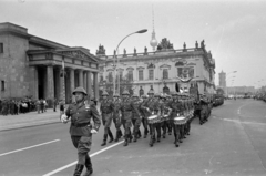 Germany, Berlin, Kelet-Berlin, Unter den Linden, balra a háborús áldozatok emlékműve (Neue Wache), mellette a Zeughaus (később Német Történeti Múzeum), jobbra a távolban a Vörös Városháza (Rotes Rathaus). Középen a háttérben a TV torony csúcsa., 1969, Bojár Sándor, GDR, military band, parade, German soldier, helmet, drum major, Fortepan #179590