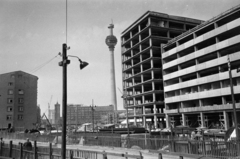 Németország, Berlin, Kelet-Berlin, Alexanderplatz. A TV torony építése, balra a háttérben a Vörös Városháza (Rotes Rathaus) tornya., 1968, Bojár Sándor, NDK, Fortepan #179599