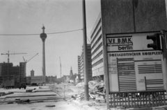 Németország, Berlin, Kelet-Berlin, Alexanderplatz, a TV torony építése. A torony mellett balra a Vörös Városháza (Rotes Rathaus), jobbra a téren álló Mária-templom (Marienkirche) tornya., 1968, Bojár Sándor, NDK, német szöveg, Fortepan #179602