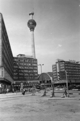 Németország, Berlin, Kelet-Berlin, Alexanderplatz, a TV torony építése. Középen az Alexanderplatz vasútállomás., 1968, Bojár Sándor, NDK, Fortepan #179606