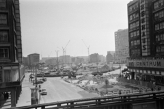 Németország, Berlin, Kelet-Berlin, Alexanderplatz. Kilátás a vasútállomástól a tér északi oldala felé. Háttérben jobb oldalt a Haus des Lehrers, a távolban a Karl-Marx-Allee házai., 1968, Bojár Sándor, NDK, Fortepan #179608