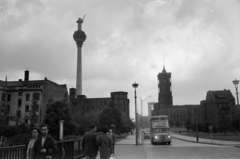 Németország, Berlin, Kelet-Berlin, Rathausstrasse, a Spandauer Strasse kereszteződése után jobbra a Vörös Városháza (Rotes Rathaus). Balra az épülő TV torony., 1968, Bojár Sándor, NDK, emeletes autóbusz, Fortepan #179609