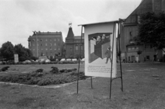 Németország, Berlin, Kelet-Berlin, látkép a Freidrichstrasse felől, előtérben egy beépítettlen telek, a középen keresztbe futó Am Zirkus mögött a Bertolt-Brecht-Platz. Középen a Berliner Ensemble tornyos épülete, a kép jobb szélén a Friedrichstadt-Palast., 1968, Bojár Sándor, NDK, német szöveg, plakát, Fortepan #179610