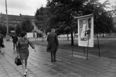 Németország, Berlin, Kelet-Berlin, Friedrichstrasse a Georgenstrasse felől, a háttérben a Mittelstrasse épületei látszanak., 1968, Bojár Sándor, NDK, Kelet-Berlin, német szöveg, plakát, Fortepan #179611