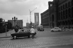 Németország, Berlin, Kelet-Berlin, Rathausstrasse, a Spandauer Strasse kereszteződése után jobbra a Vörös Városháza (Rotes Rathaus), háttérben a Rathauspassagen építkezése., 1968, Bojár Sándor, NDK, Fortepan #179613