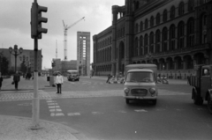 Németország, Berlin, Kelet-Berlin, Rathausstrasse, a Spandauer Strasse kereszteződése után jobbra a Vörös Városháza (Rotes Rathaus), háttérben a Rathauspassagen építkezése., 1968, Bojár Sándor, Barkas-márka, NDK, Fortepan #179614