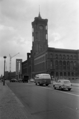 Németország, Berlin, Kelet-Berlin, Rathausstrasse, a Spandauer Strasse kereszteződése után jobbra a Vörös Városháza (Rotes Rathaus), háttérben a Rathauspassagen építkezése., 1968, Bojár Sándor, NDK, Fortepan #179615