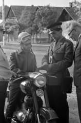 1969, Bojár Sándor, crash helmet, patrol bag, uniform, signalling disc, peaked cap, roadside vehicle checks, cop, Fortepan #179630